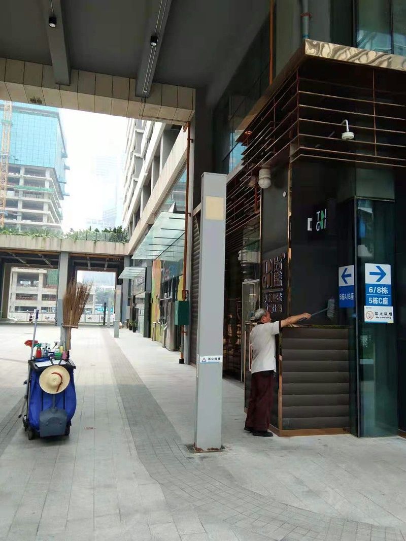 深圳市軟件產業基地員工在保潔-玉龍環保