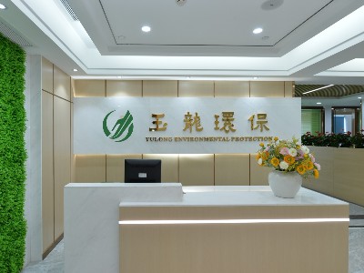 風雨同舟十八載，砥礪前行玉龍人