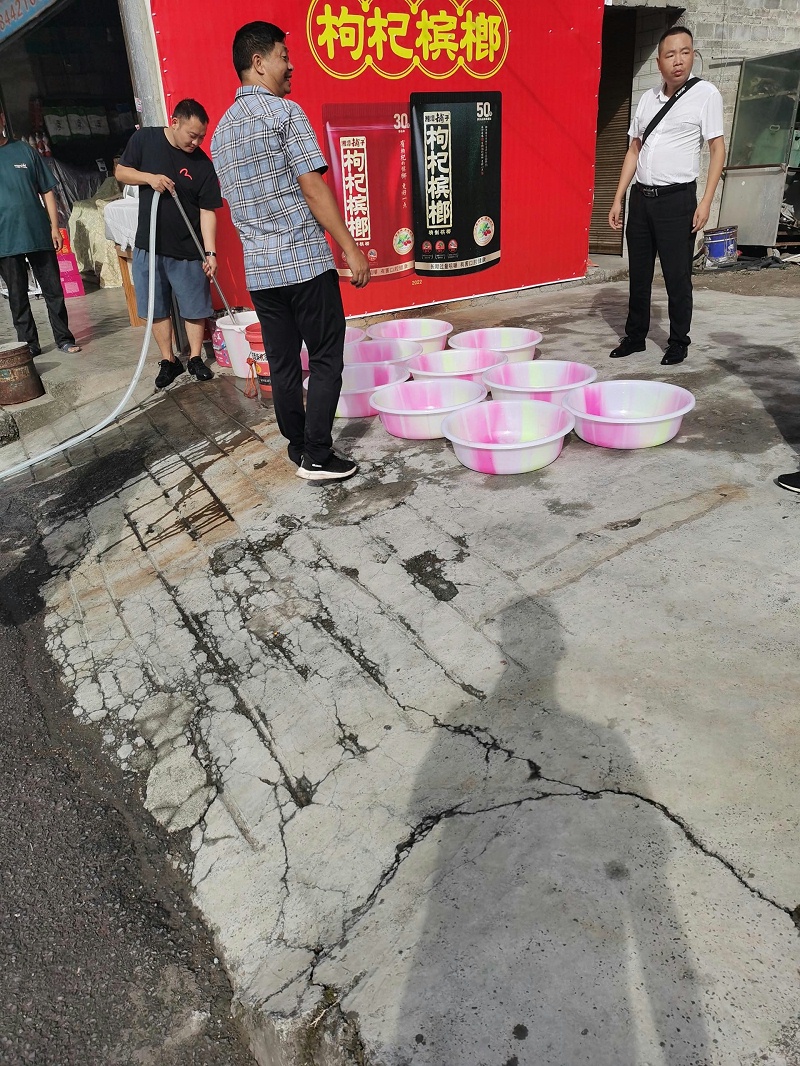 玉龍環保金沙分公司”送水“解渴“潤”民心