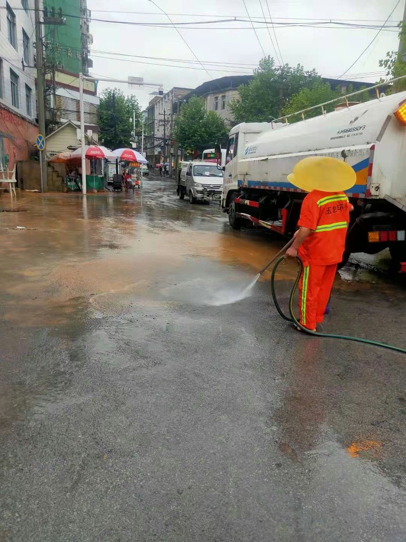 玉龍環保：大雨過后的道路沖洗