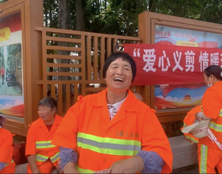 玉龍環保為環衛工人義剪